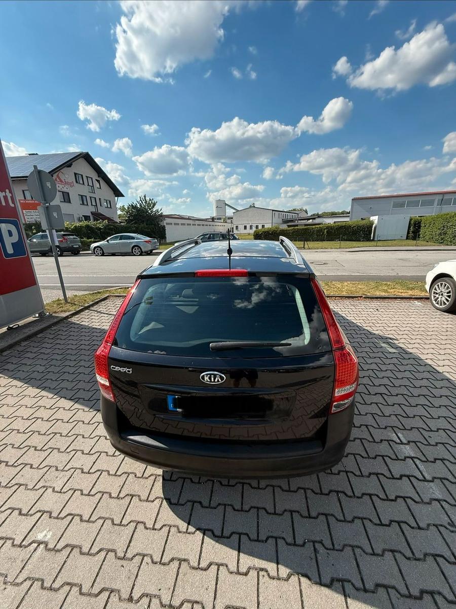 Kia cee'd 2011 — салон
