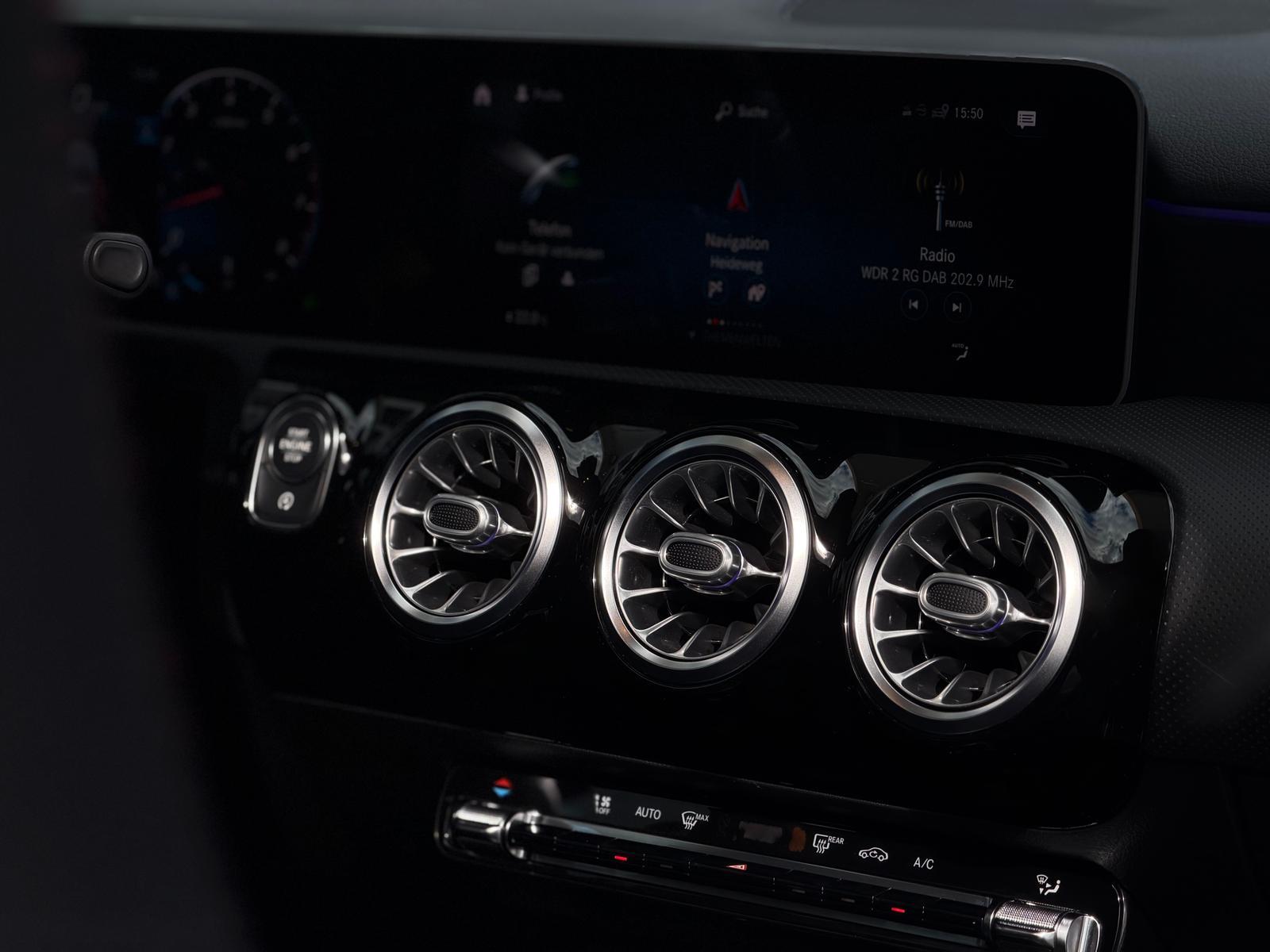 Mercedes-Benz A250*AMG*AHK*Digital*Ambiente*Pano*LED*Alcantara