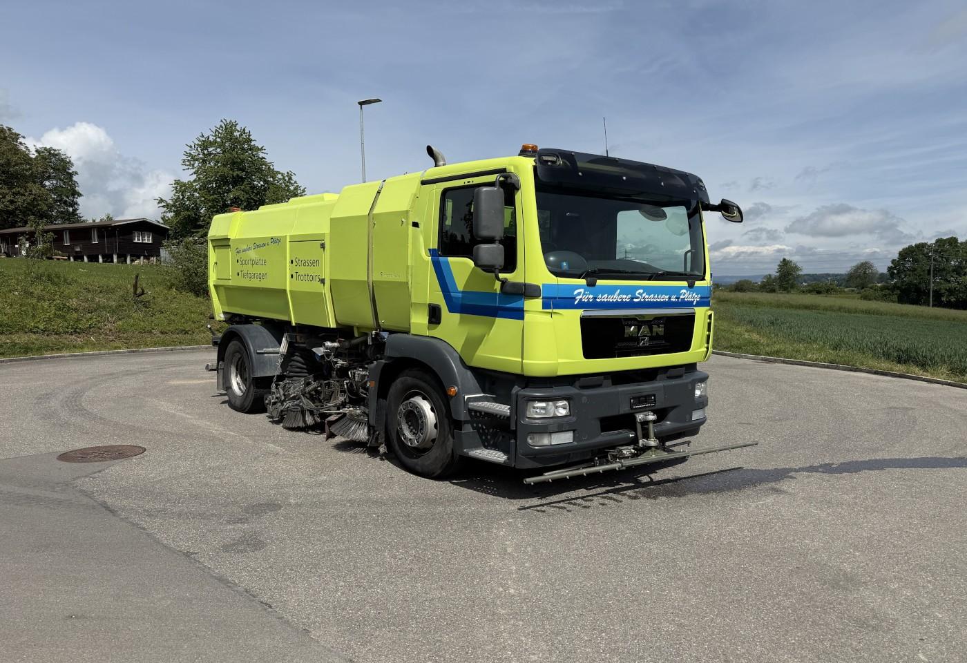 MAN L2007 46.010 4x2 Kehrmaschine / Swiss-Vehicle