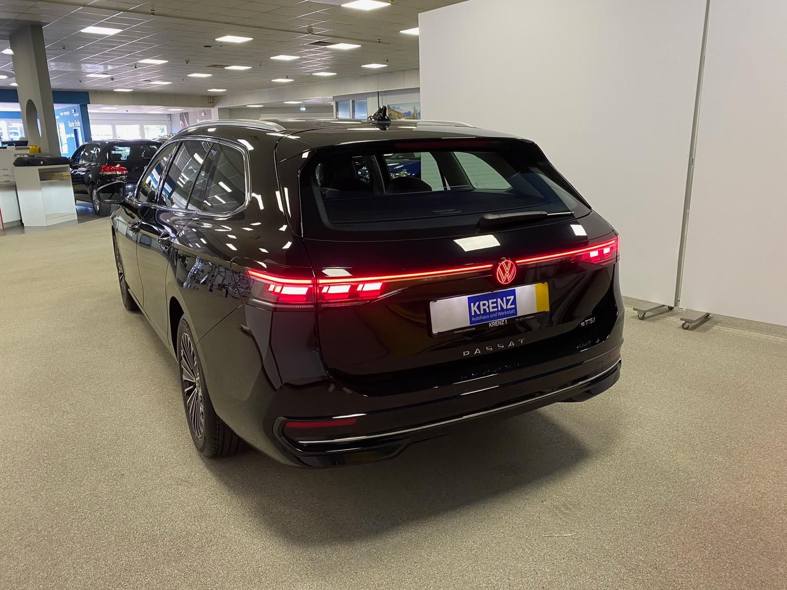 Fahrzeugabbildung Volkswagen Passat Variant 1.5 eTSI Elegance AHK+MATRIX+ACC+