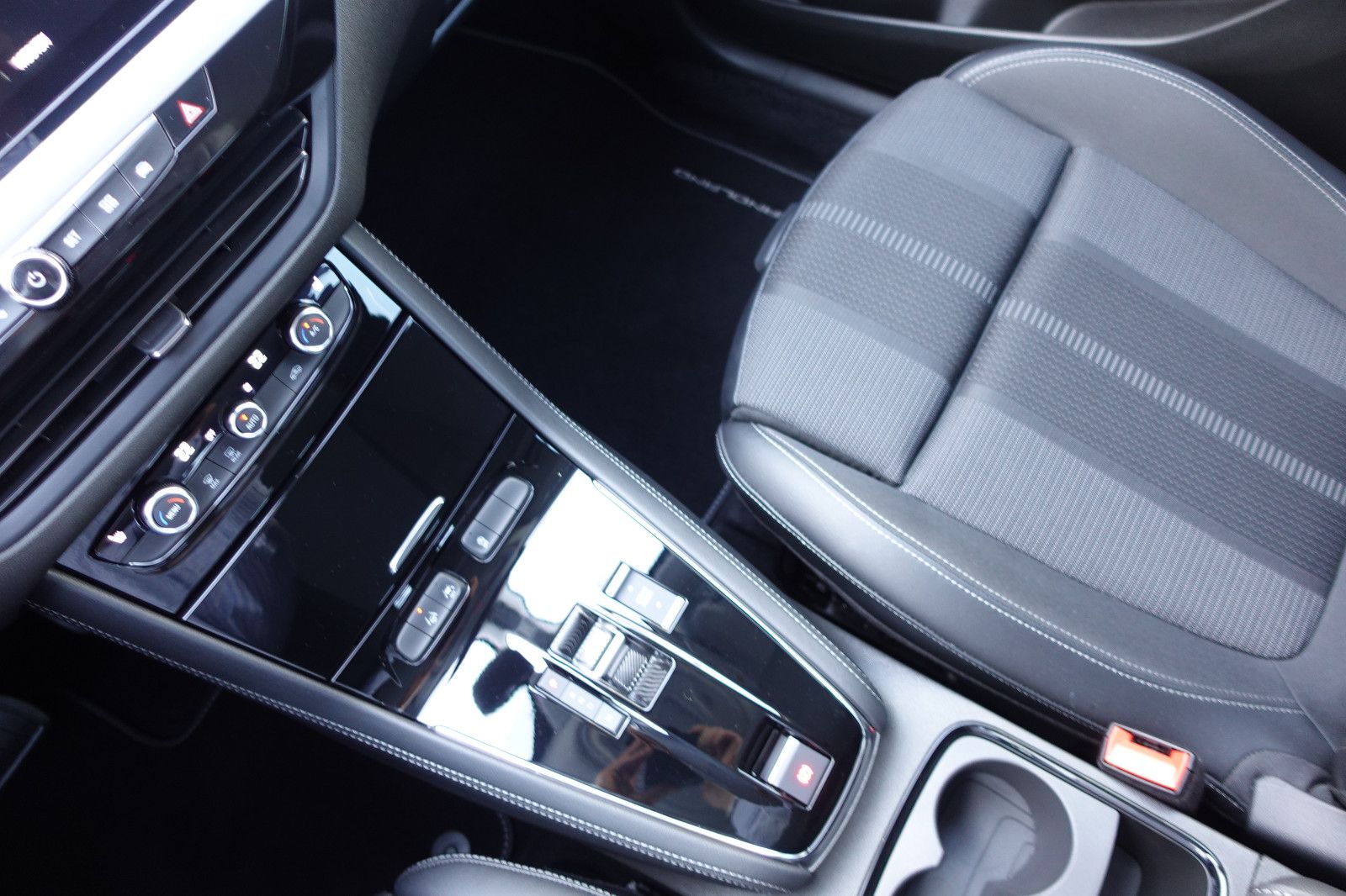 Fahrzeugabbildung Opel Grandland GS 1.2T AUTOMATIK,Matrix,Navi,Kamera