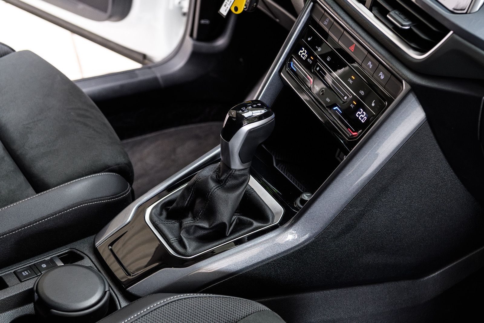 Fahrzeugabbildung Volkswagen T-Roc Style 1.5 TSI DSG LED+AHK+NAVI+ACC+APP+SHZ