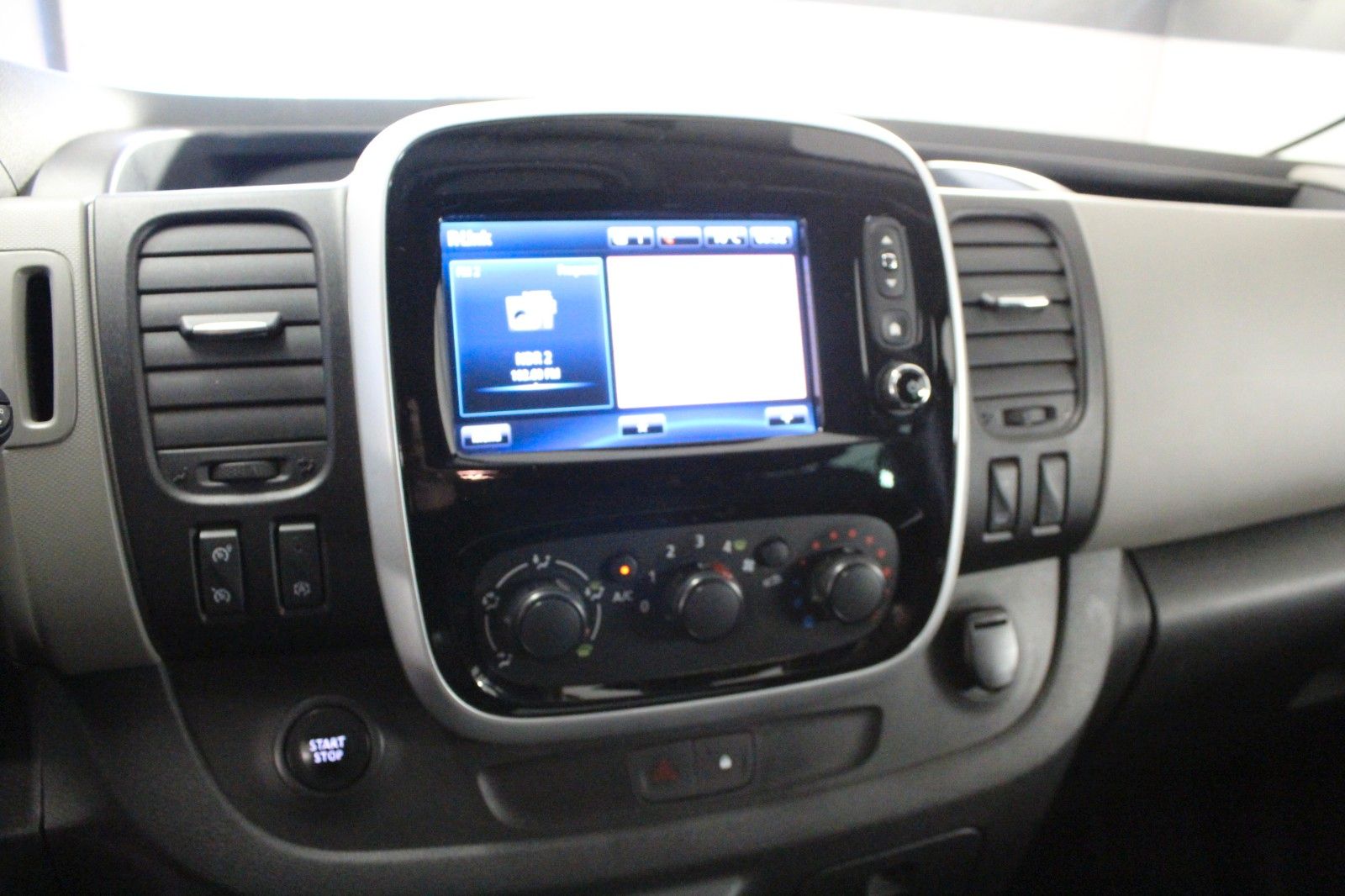 Fahrzeugabbildung Renault Trafic Grand dCi 145 Passenger *Navi*AHK*