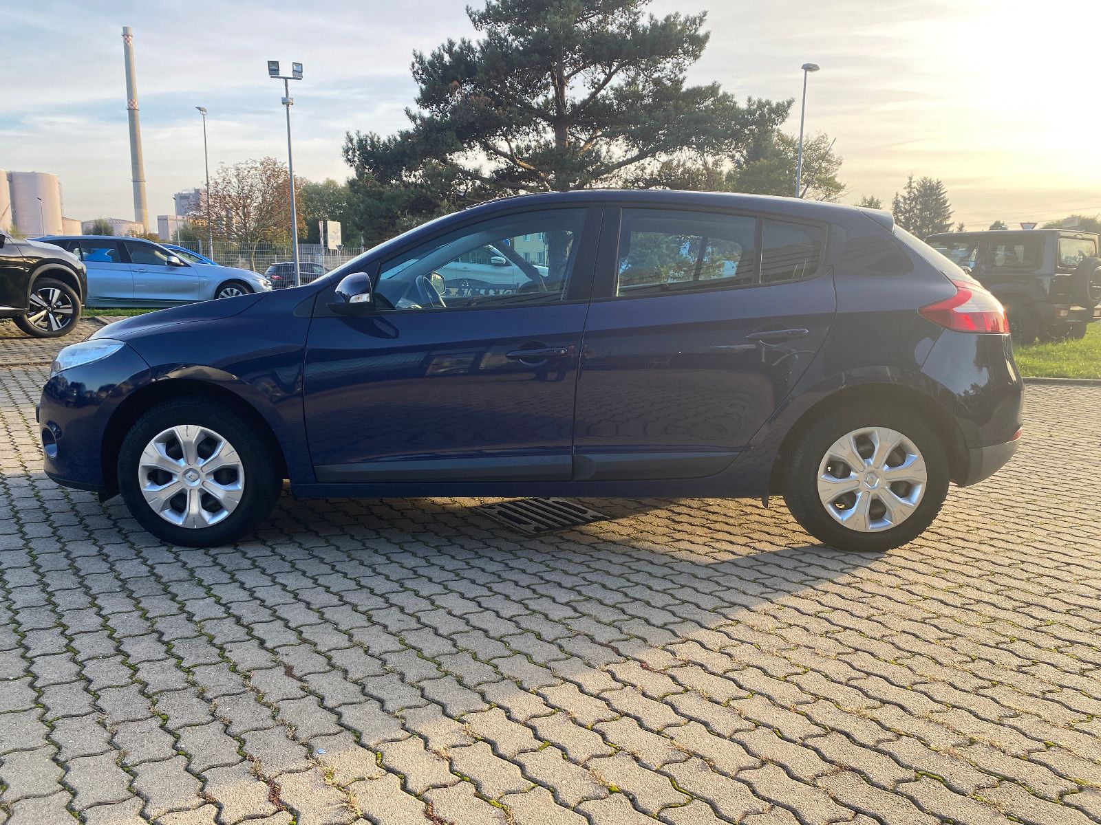 Fahrzeugabbildung Renault Megane 1.6 Fließheck+wenig km!+1.HAND+TÜV-NEU