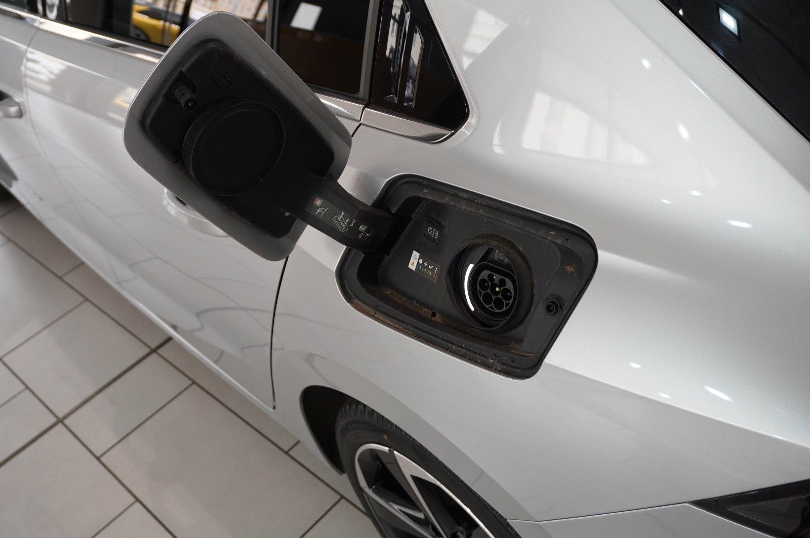 Fahrzeugabbildung Opel Astra L Lim. 1.6 HYBRID ELEGANCE NAVI/LED/KAMERA