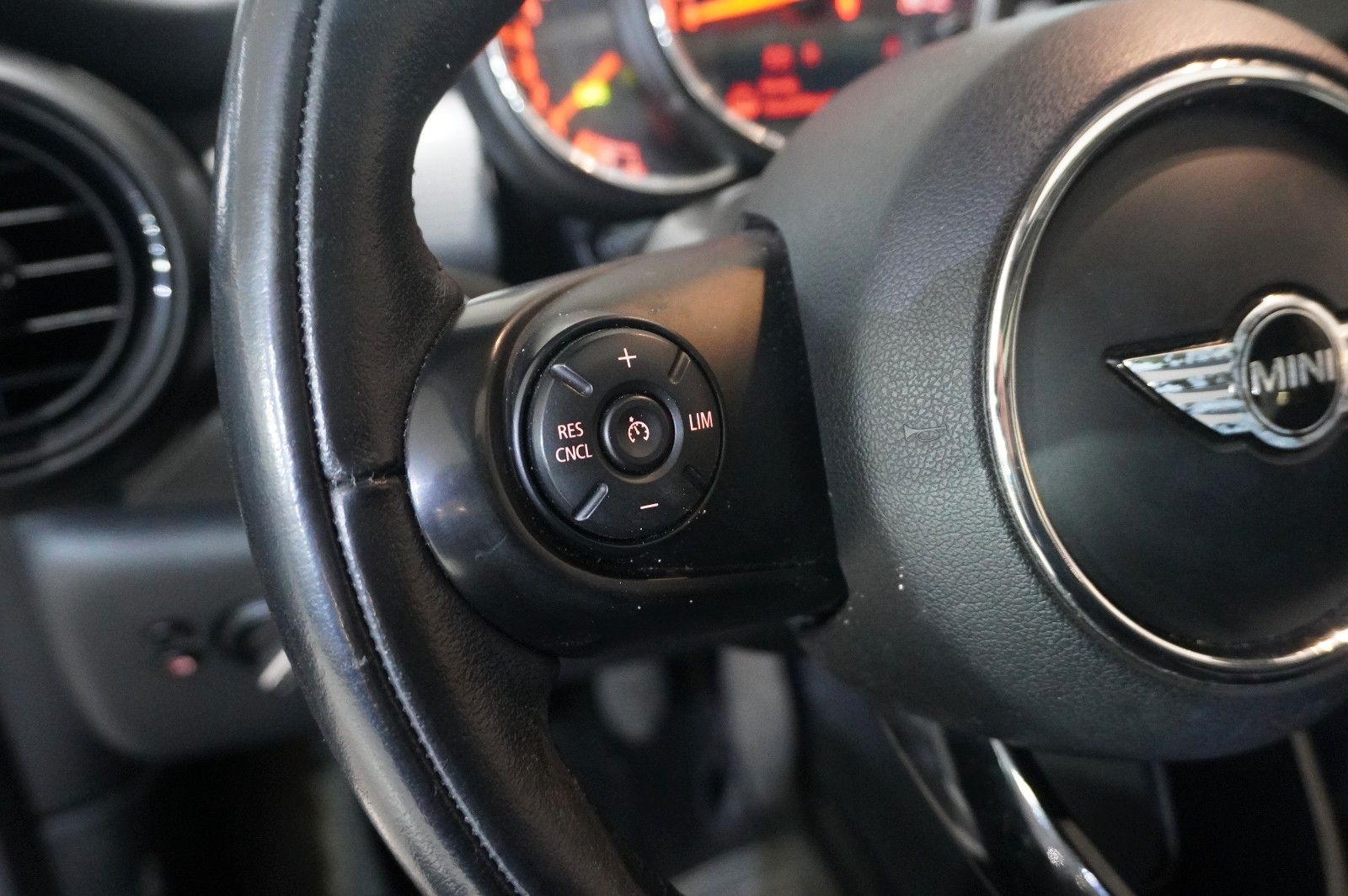 Fahrzeugabbildung MINI COOPER 1.5 3-TÜR PANO./SHZ/KLIMA/BT