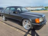 Mercedes-Benz 190 - schwarze Mercedes-Benz 190
