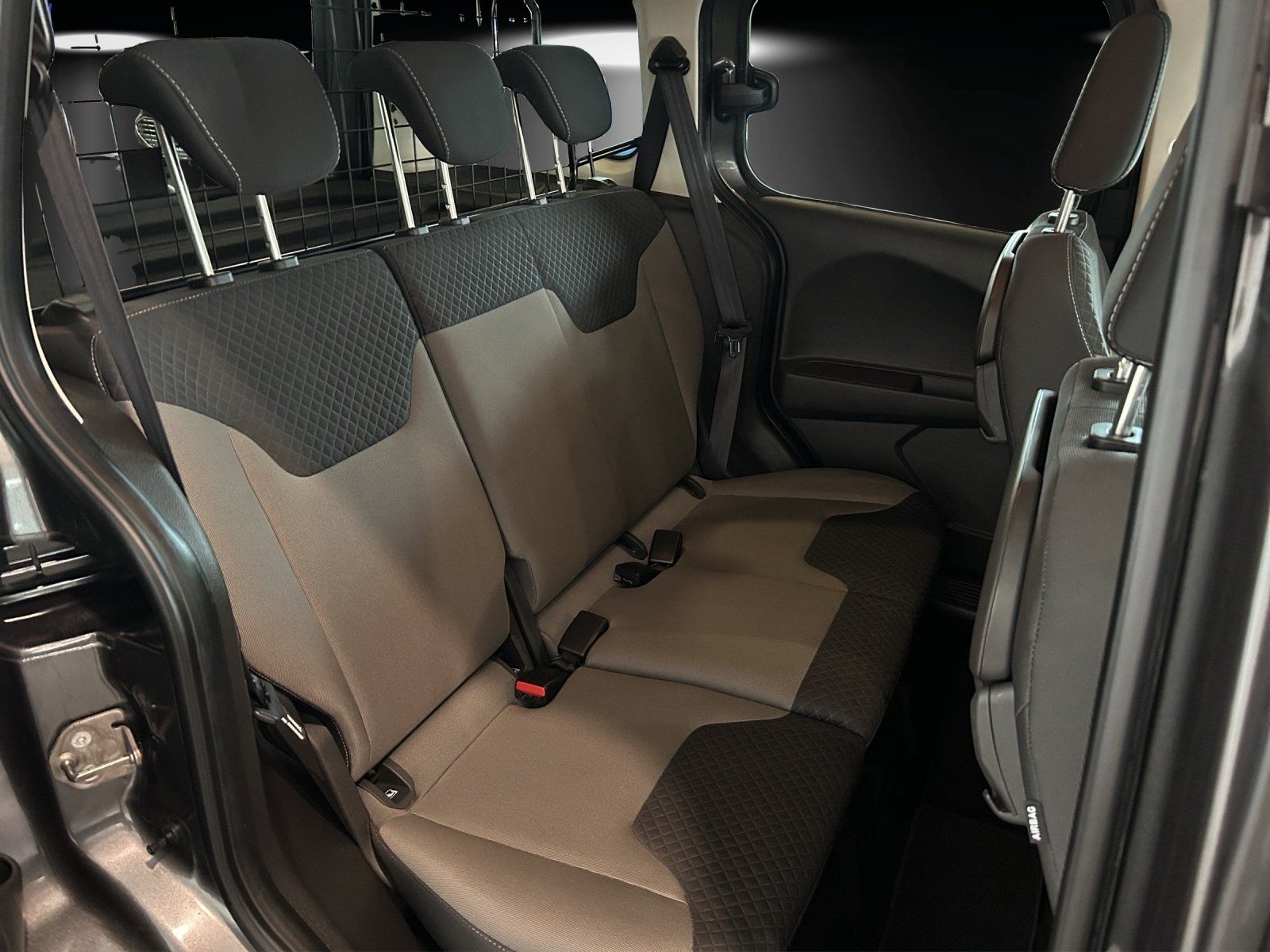 Fahrzeugabbildung Ford Tourneo Courier Titanium