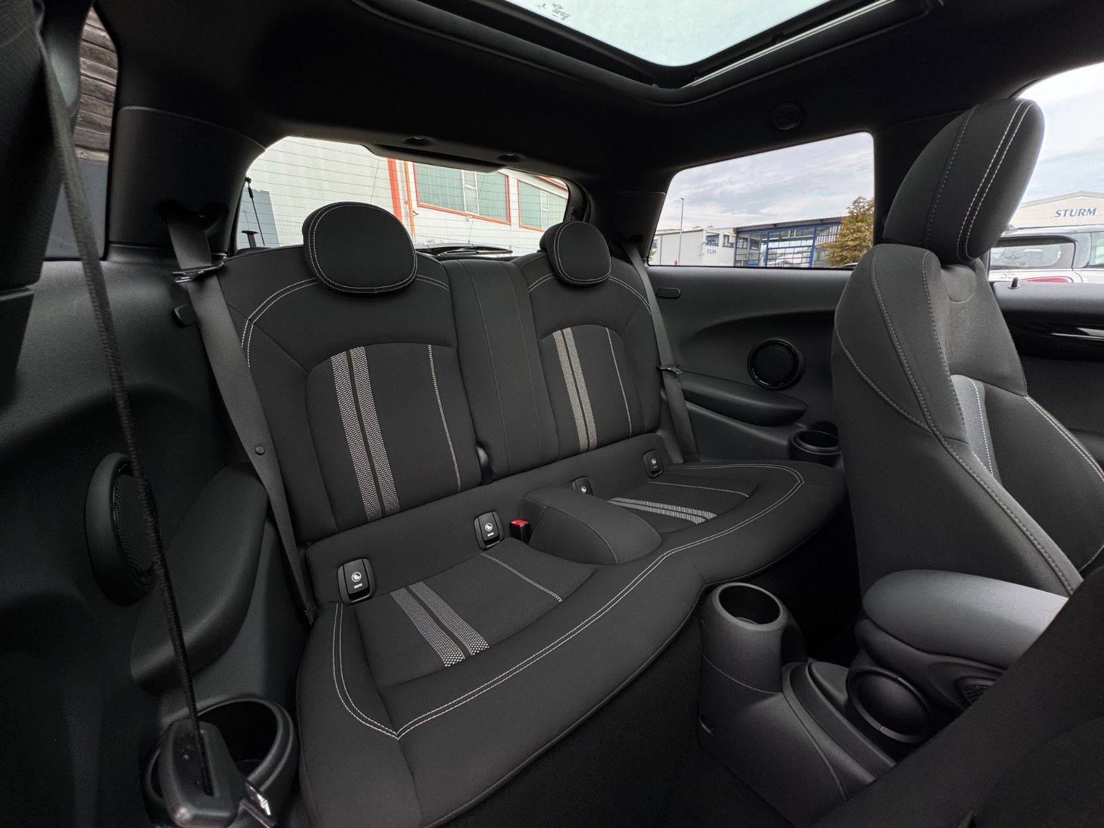 Fahrzeugabbildung MINI Cooper S Panoramadach Tempomat SHZ PDC BLT