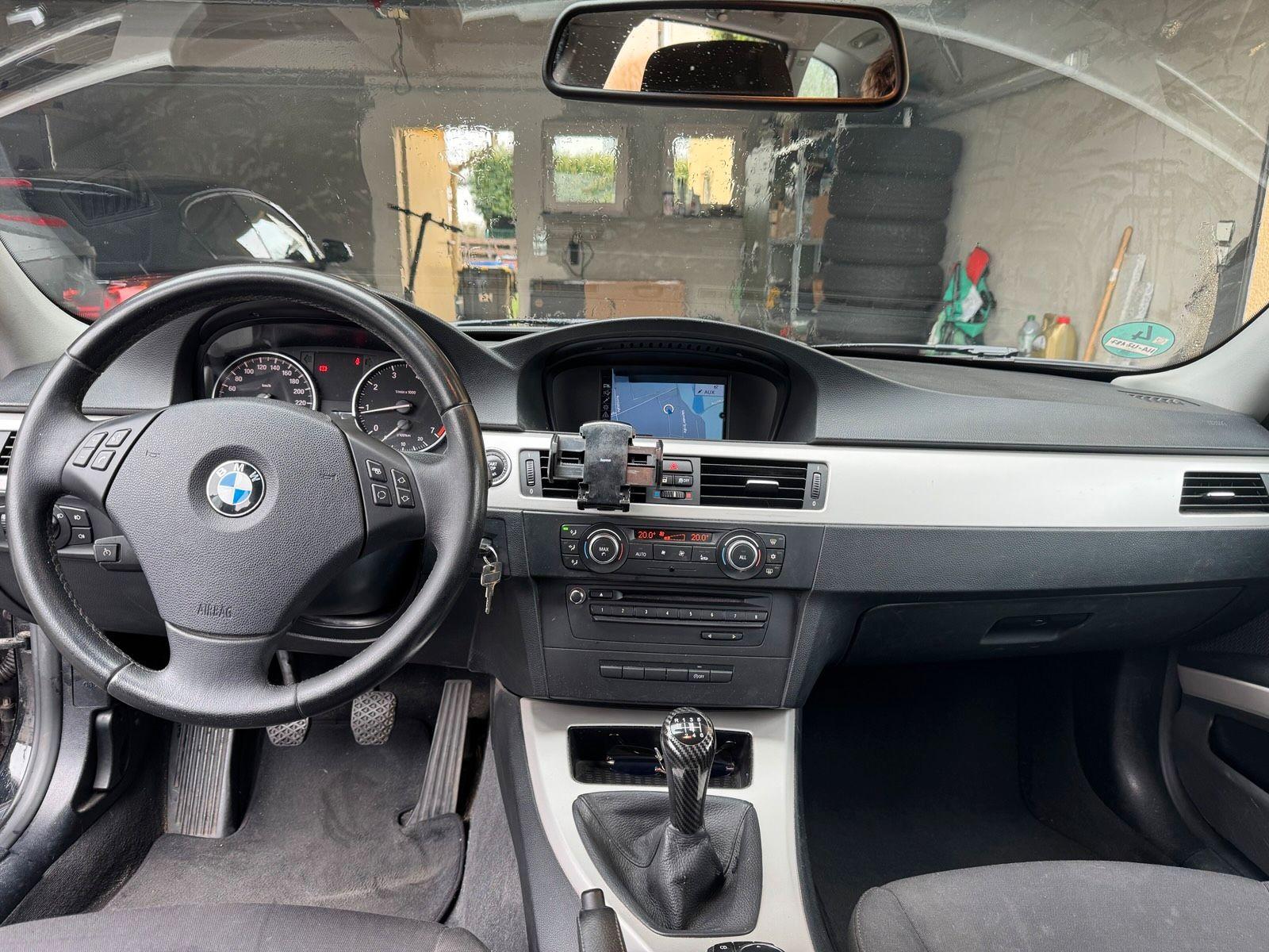 BMW 318 2011 — салон