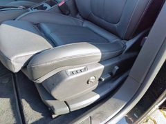 Fahrzeugabbildung Opel Grandland Elegance 1.5D AT8 AHK, Navi, ACC