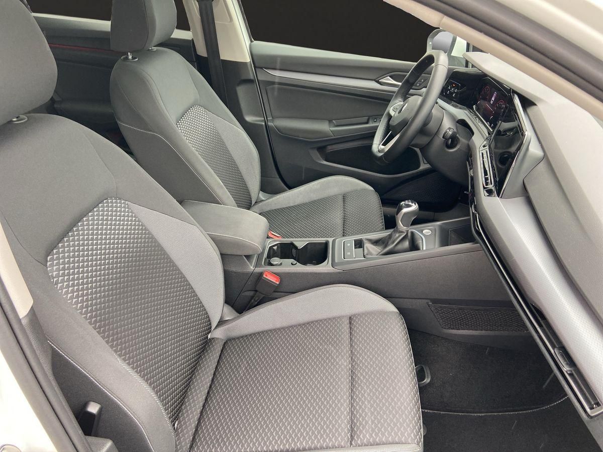 Golf VIII 1.5 TSI 6-Gang Matrix-LED StHz Panoram