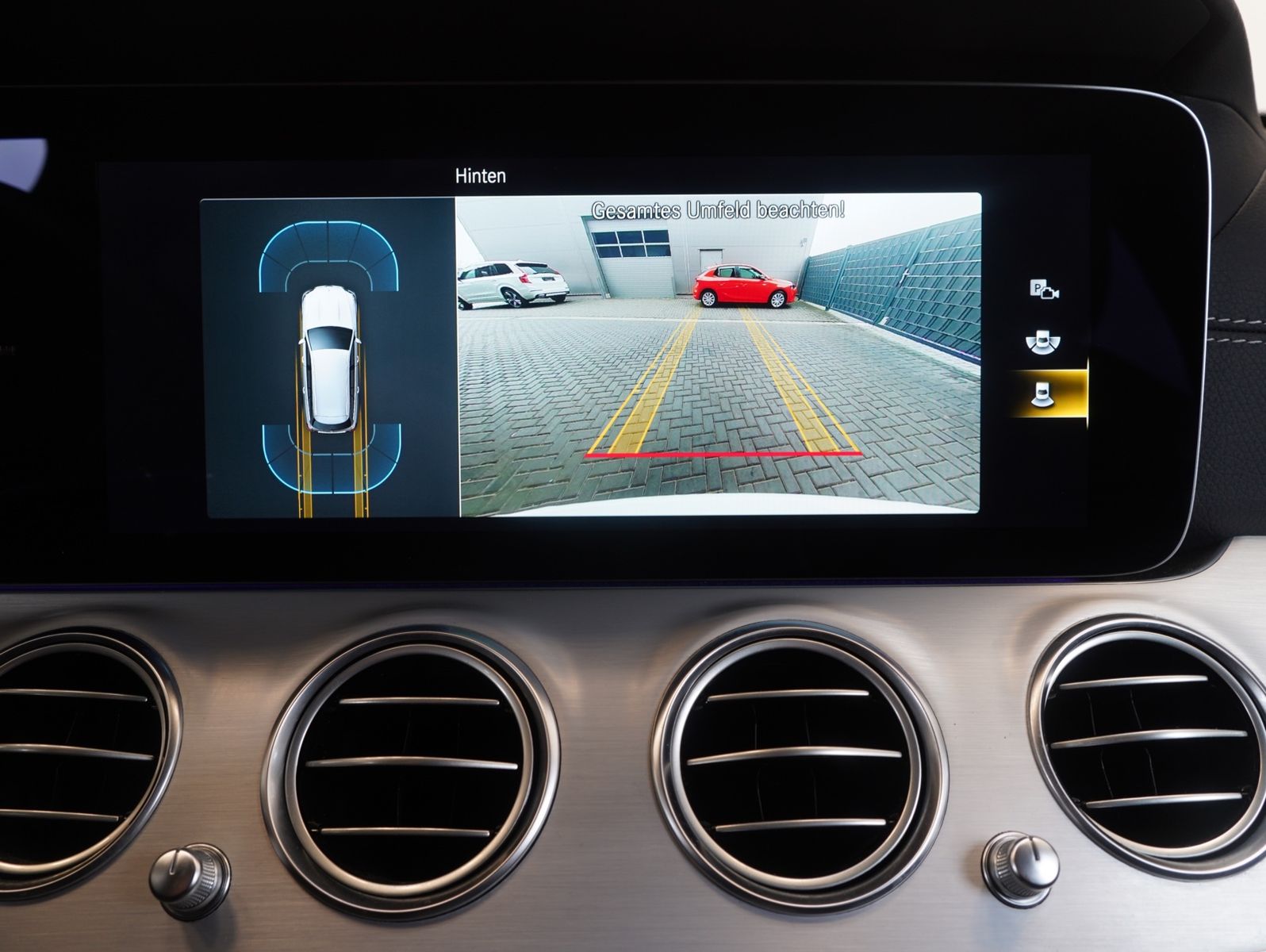 Fahrzeugabbildung Mercedes-Benz E 300 de T 4Matic AMG Line DISTRONIC/BURMESTER