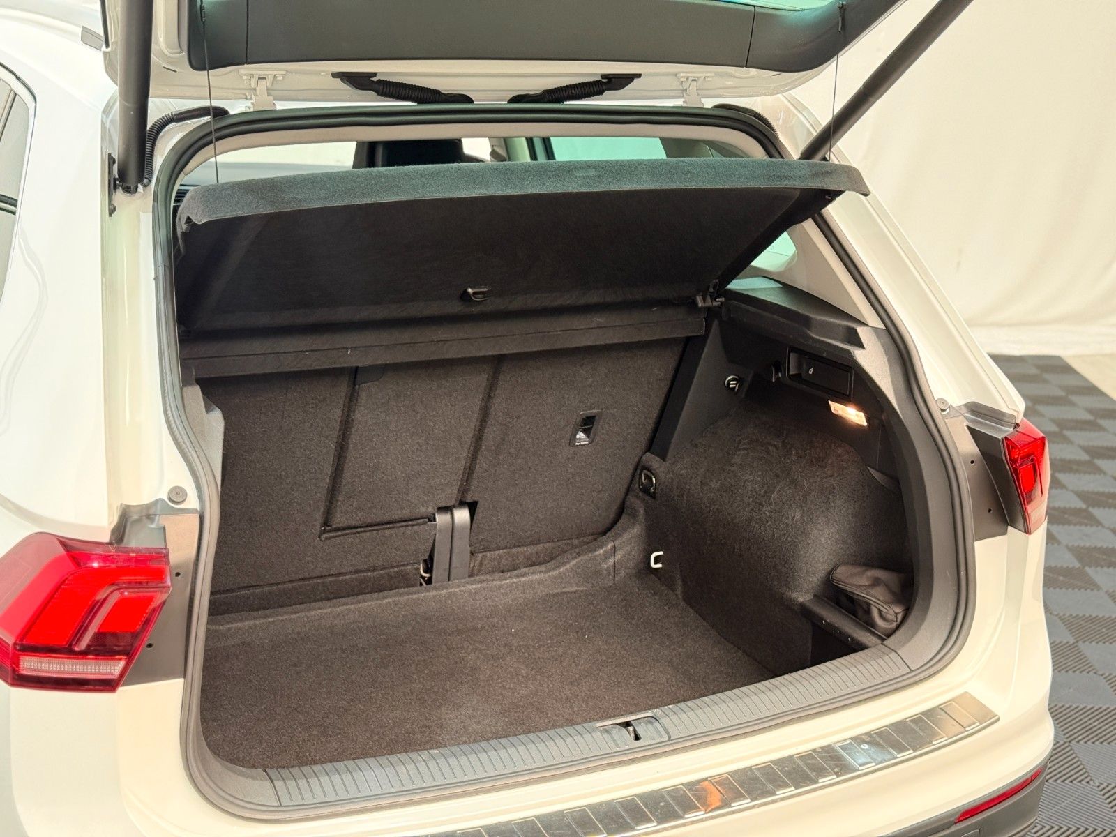 Fahrzeugabbildung Volkswagen Tiguan Comfortline DSG-4Motion-Full Link