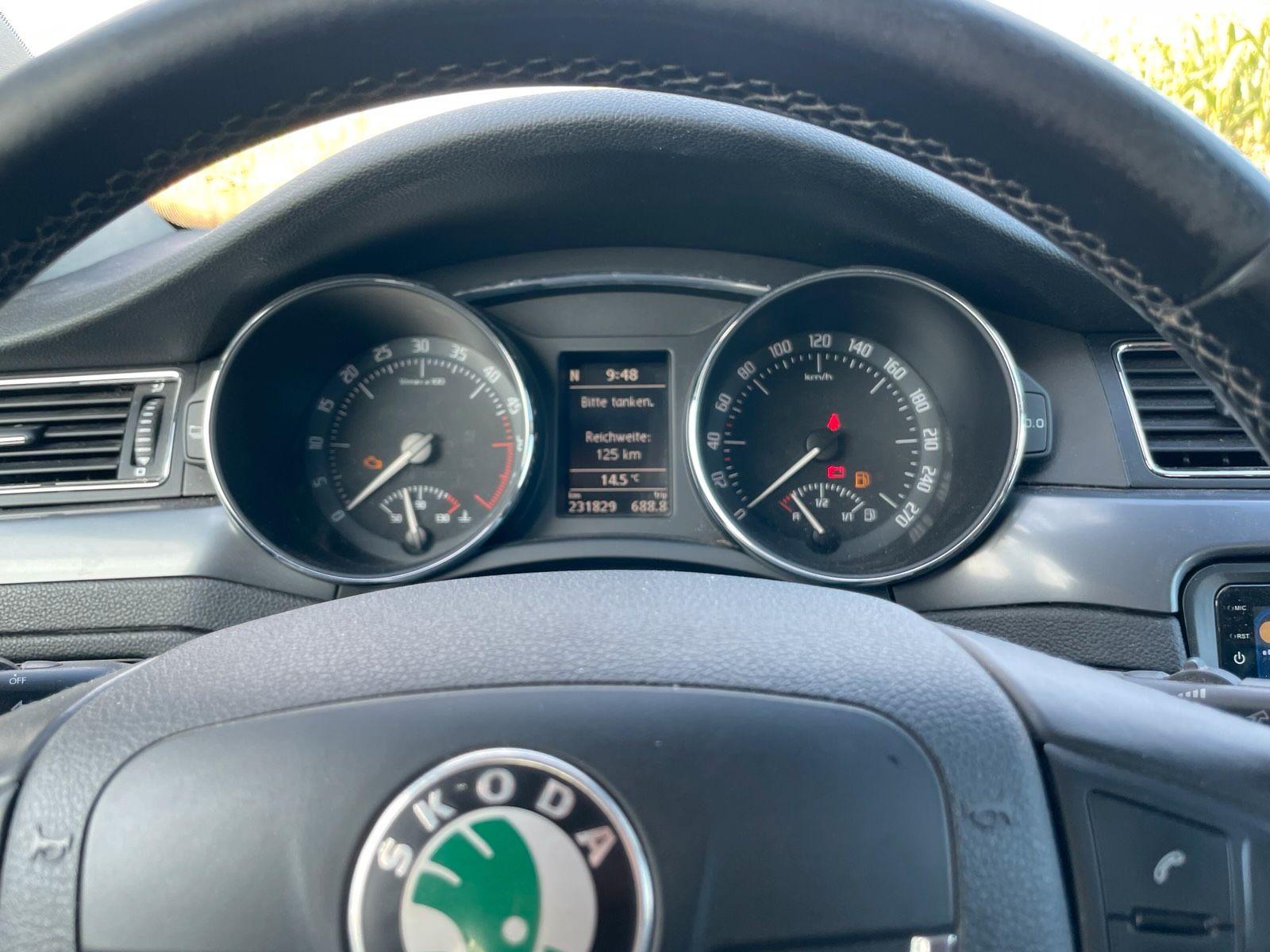 Skoda Superb 2011 — photo 11