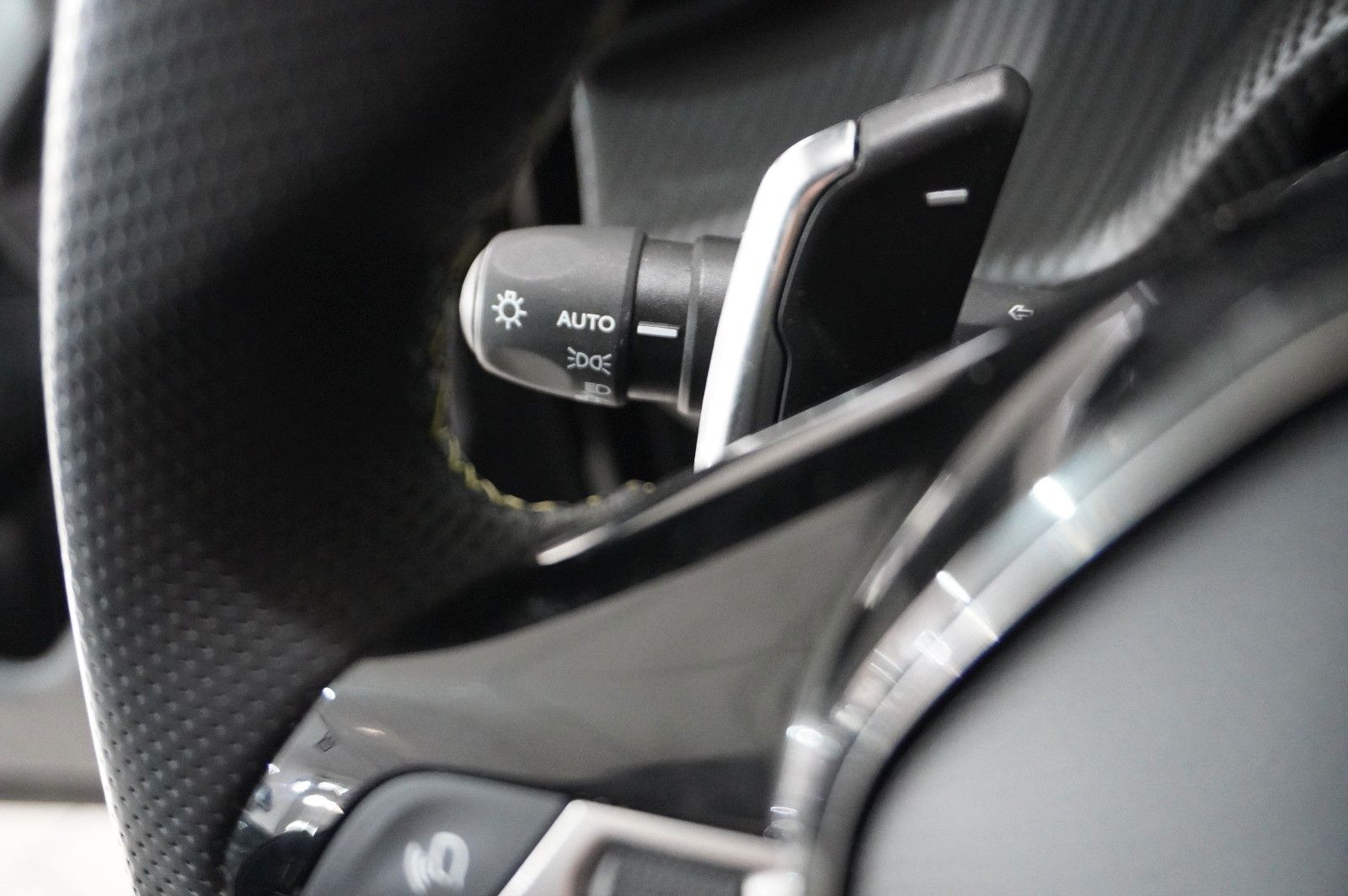 Fahrzeugabbildung Peugeot 2008 1.2 HYBRID GT E-DSC NAVI/LED/KAMERA/SPORT