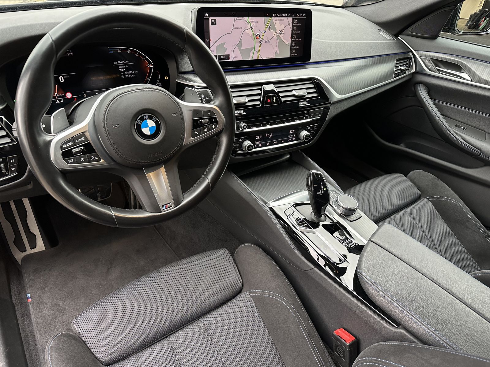 Fahrzeugabbildung BMW 520d Touring M-Sport NAV+LED+HIFI+KAMERA+18ZO+PP