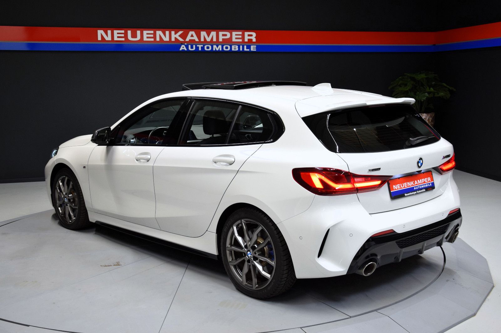 Fahrzeugabbildung BMW M135 i xDrive Panorama ACC harman/kardon HeadUp