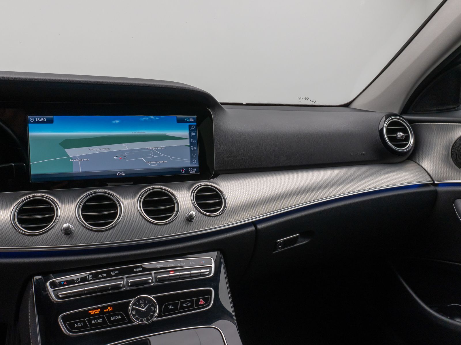 Fahrzeugabbildung Mercedes-Benz E 220d T-Modell Avantgarde Kamera AHK Tempomat