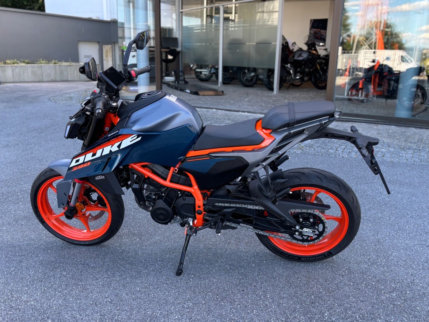 Fahrzeugabbildung KTM 390 Duke Modell 2025 beide Farben lagernd