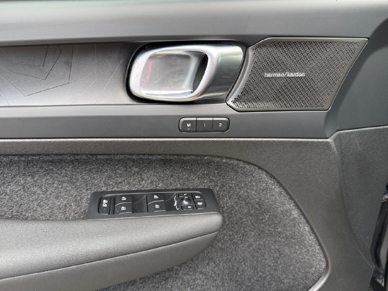 Fahrzeugabbildung Volvo EX40 325 kW Twin Motor Performance AWD Ultra Bla