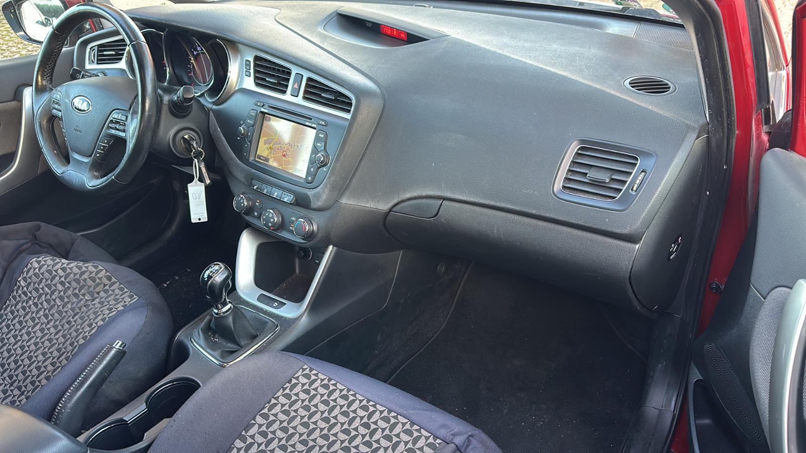 Kia cee'd 2012 — photo 14