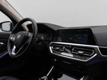Fahrzeugabbildung BMW 320d Luxury Line Kamera HUD DAB HiFi Komfort LED