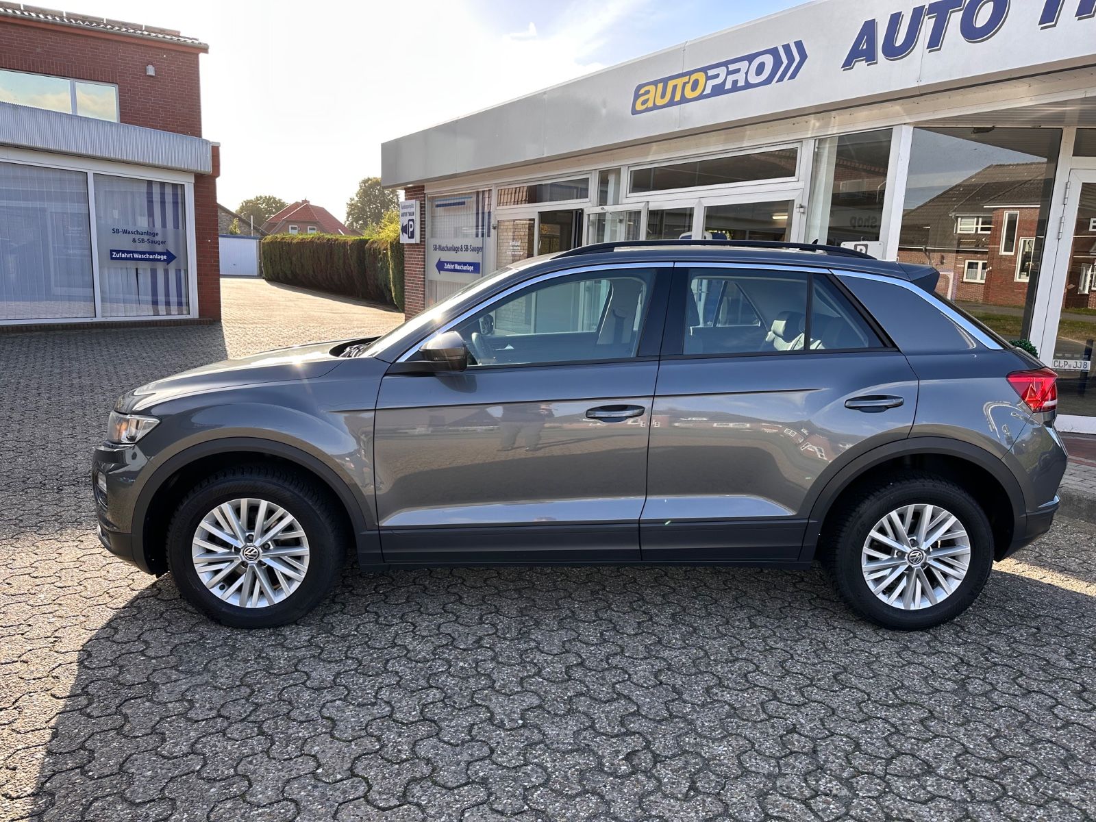Fahrzeugabbildung Volkswagen T-Roc 1.0 TSI AHK/Navi/APP/PDC/GJR/LM 16"