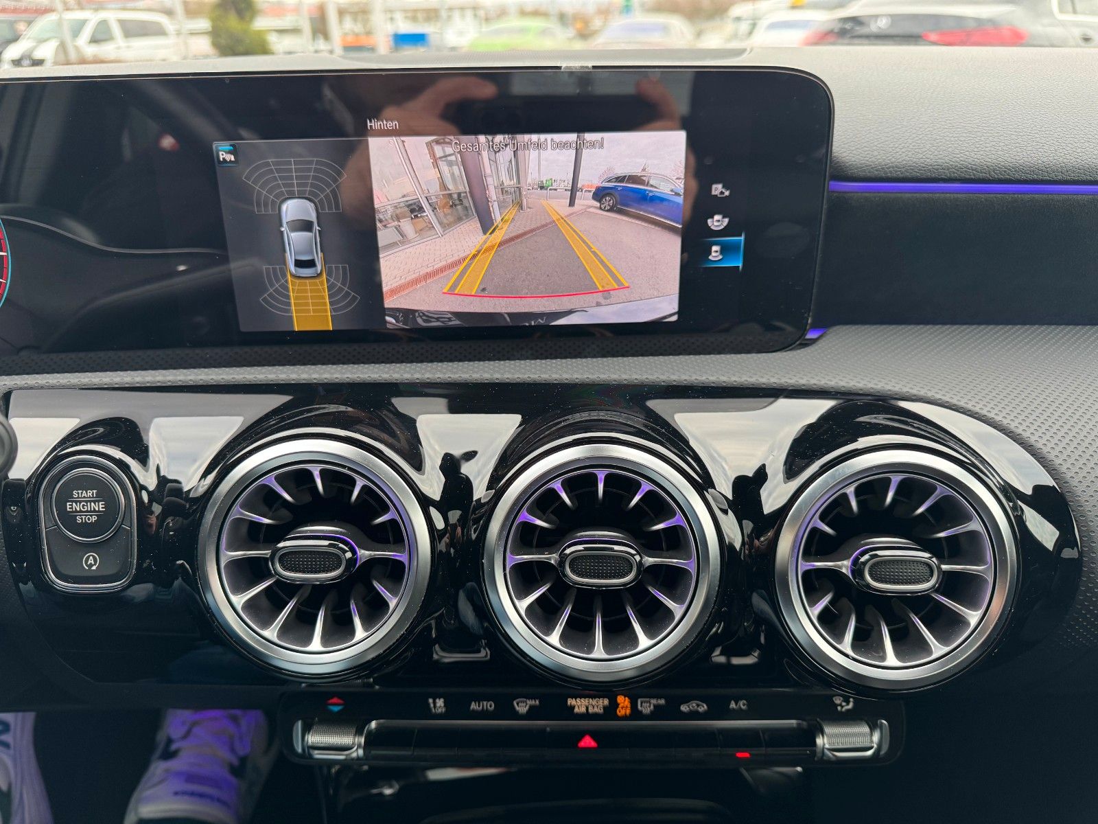 Fahrzeugabbildung Mercedes-Benz A 200 AMG 19"+Ambiente+R-Kamera+Pano+LED+MBUX