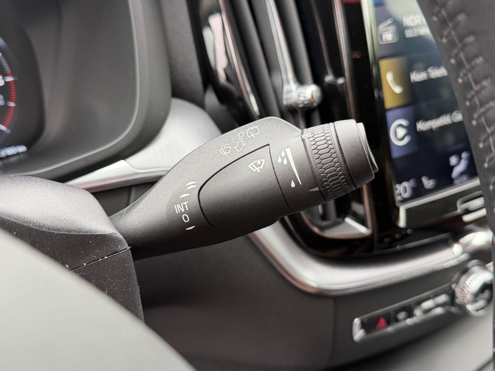 Volvo XC60 Momentum Pro*LEDER*ACC*LED*SENSUS*APPLECAR