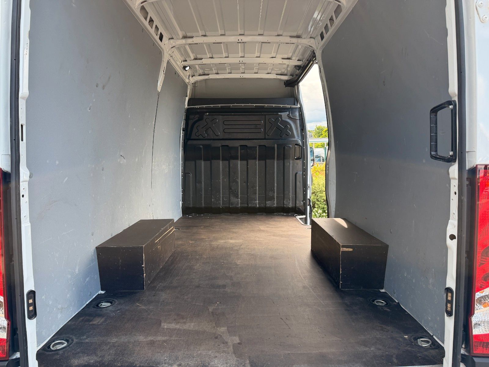 Fahrzeugabbildung Iveco Daily 35S18HA8 Kastenwagen Automatik*Klima*AHK