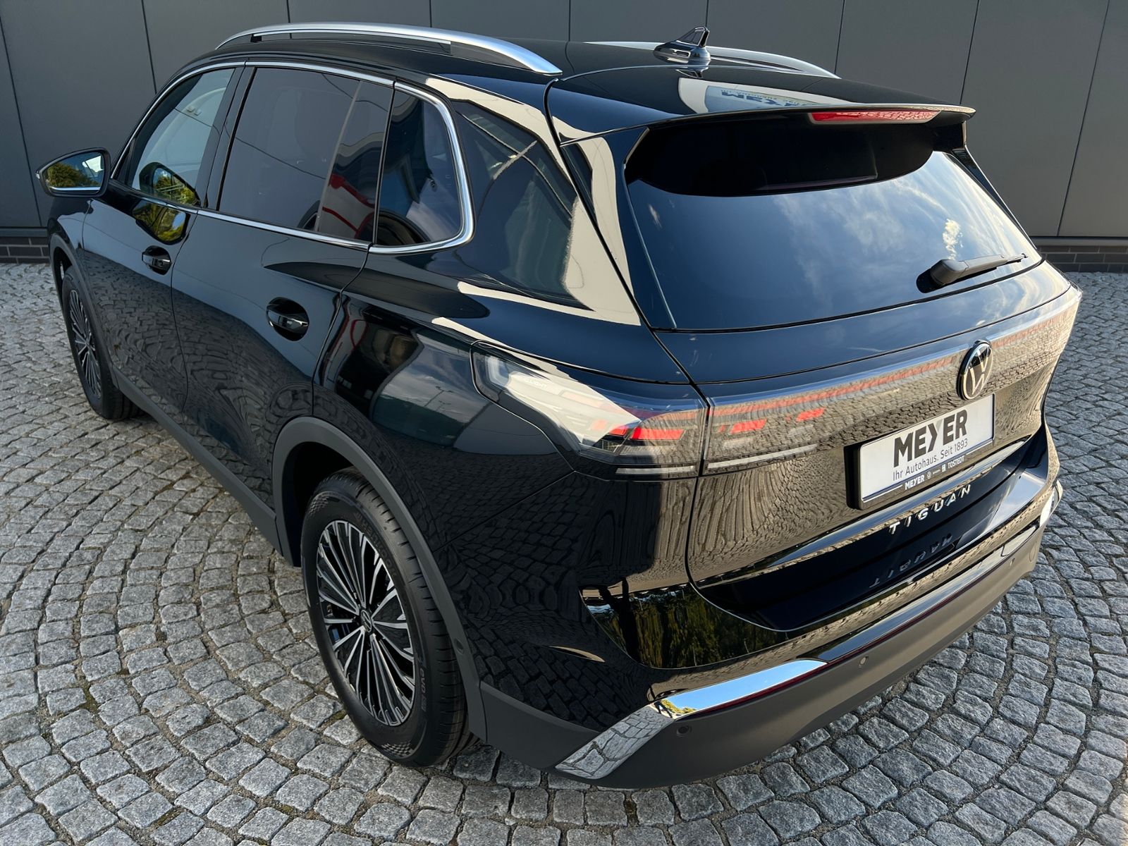 Fahrzeugabbildung Volkswagen Tiguan Elegance 2.0 TDI DSG *AHK, IQ.Light, LM'-