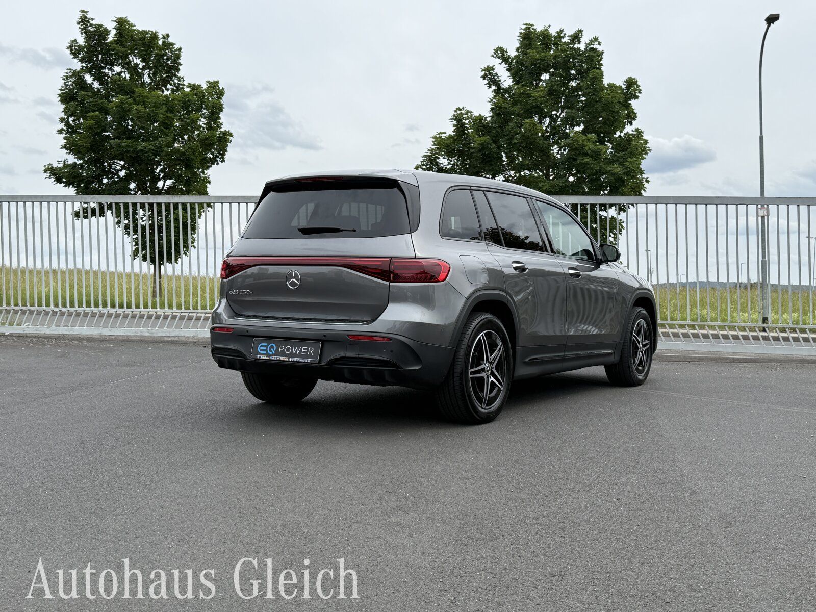 Fahrzeugabbildung Mercedes-Benz EQB 250 + AMG Line Navi/KEYLESS-Go-Paket/Klima