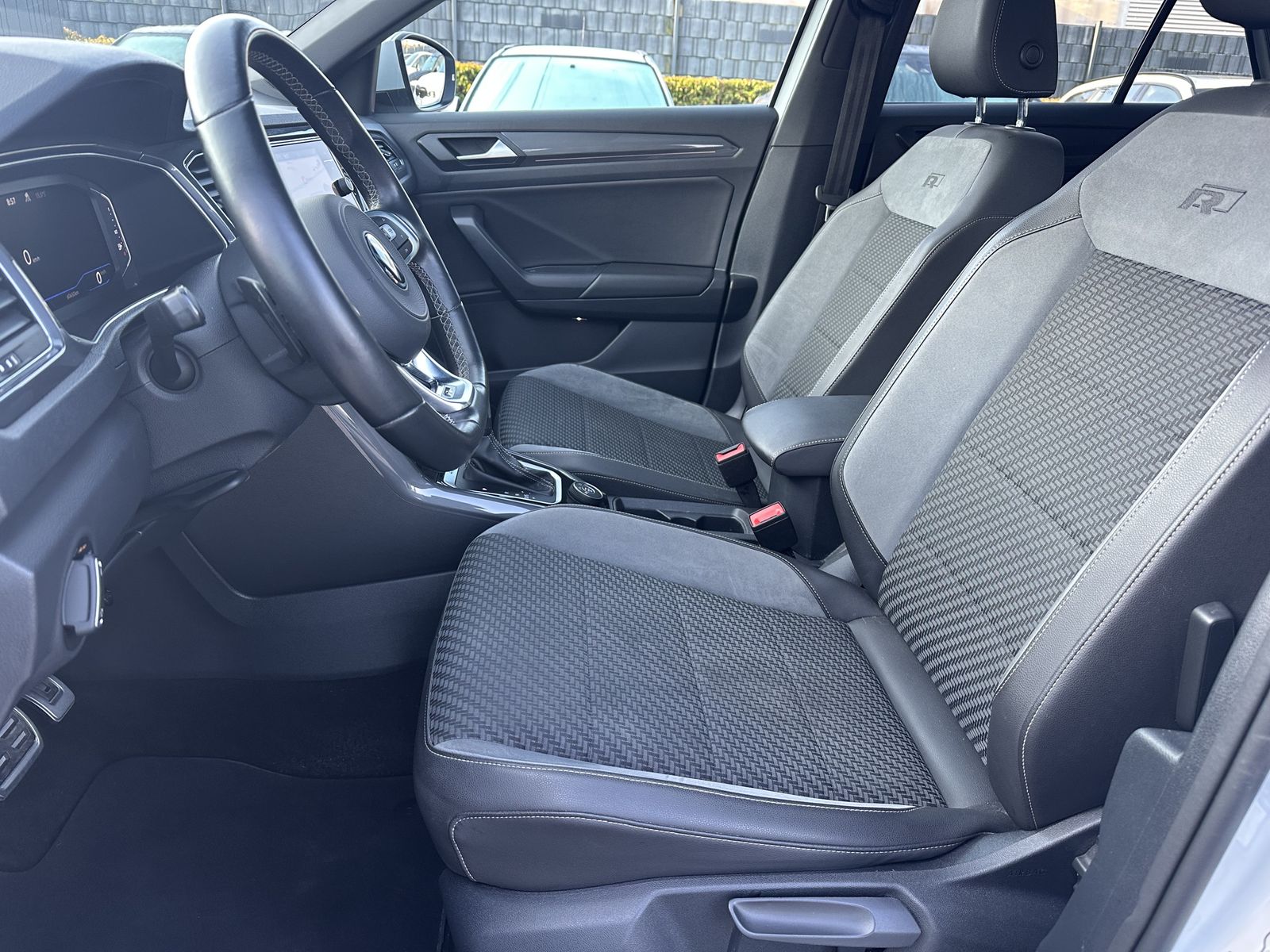 Fahrzeugabbildung Volkswagen T-Roc 2.0 TSI DSG 4M R-Line NAV+LED+PANO+AHK+ACC