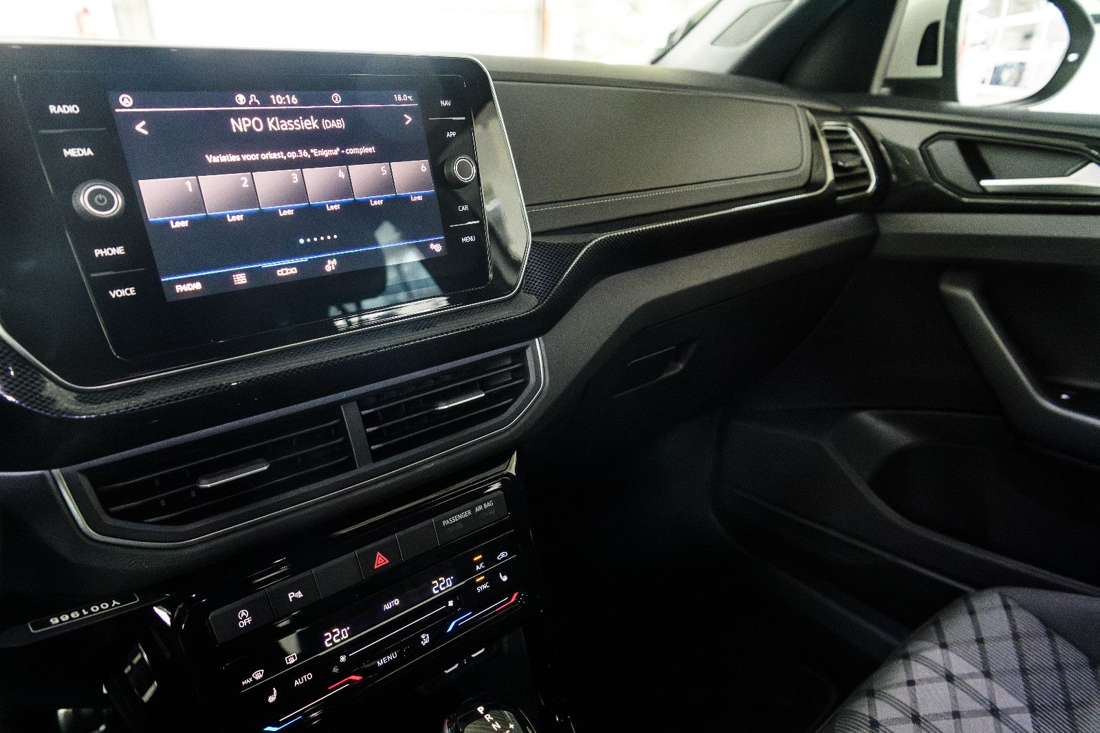 Fahrzeugabbildung Volkswagen T-Cross 1.0 TSI R-Line+DSG+Kamera+AHK+GJ-Reifen