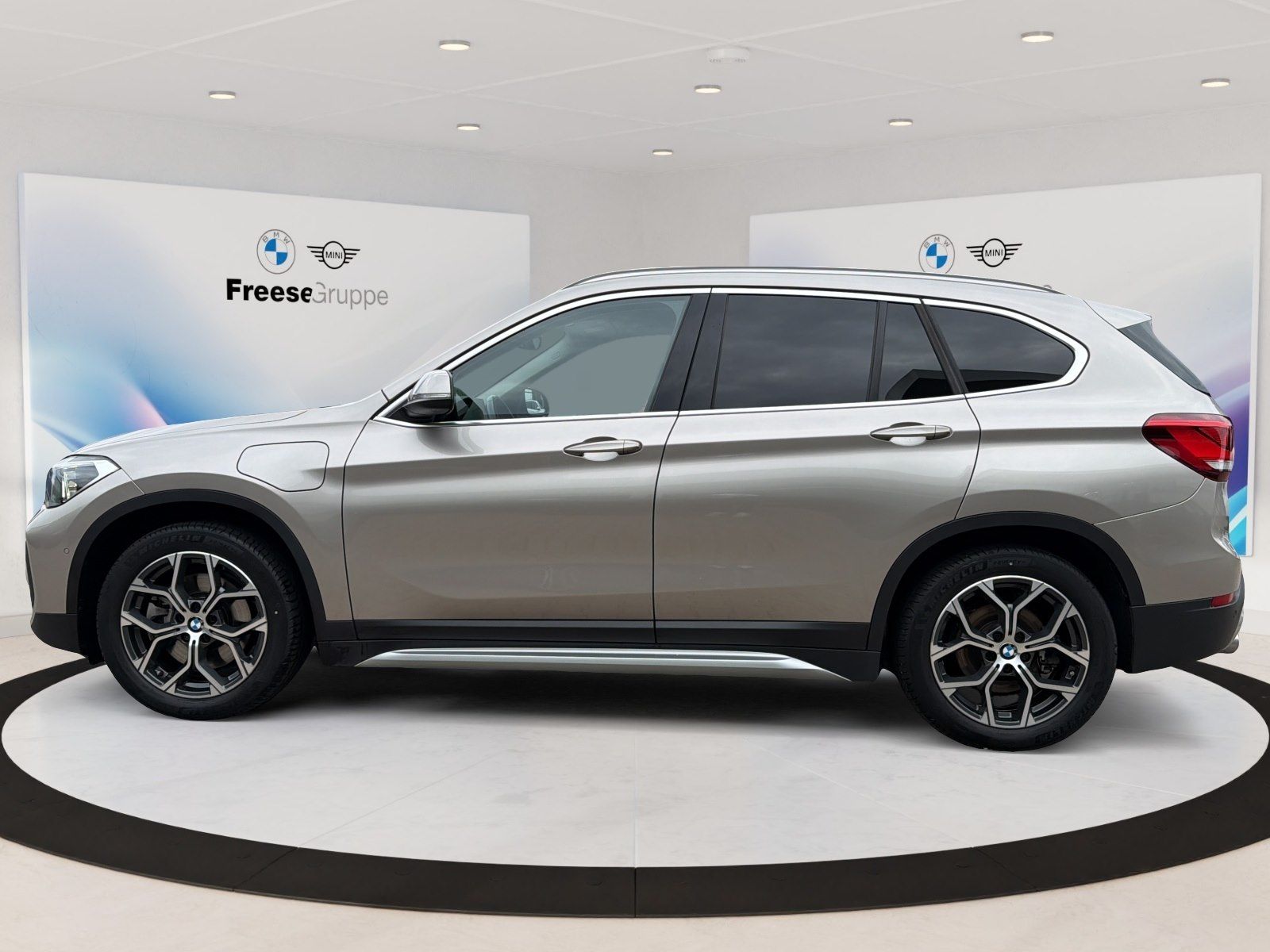 BMW X1 xDrive25e A xLine imagem 3