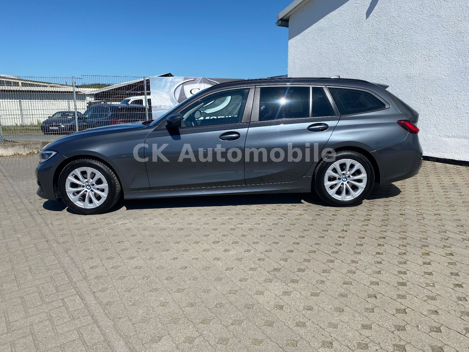 Fahrzeugabbildung BMW 318d Touring Advantage/LiveCockpit/Navi/Laser/AH
