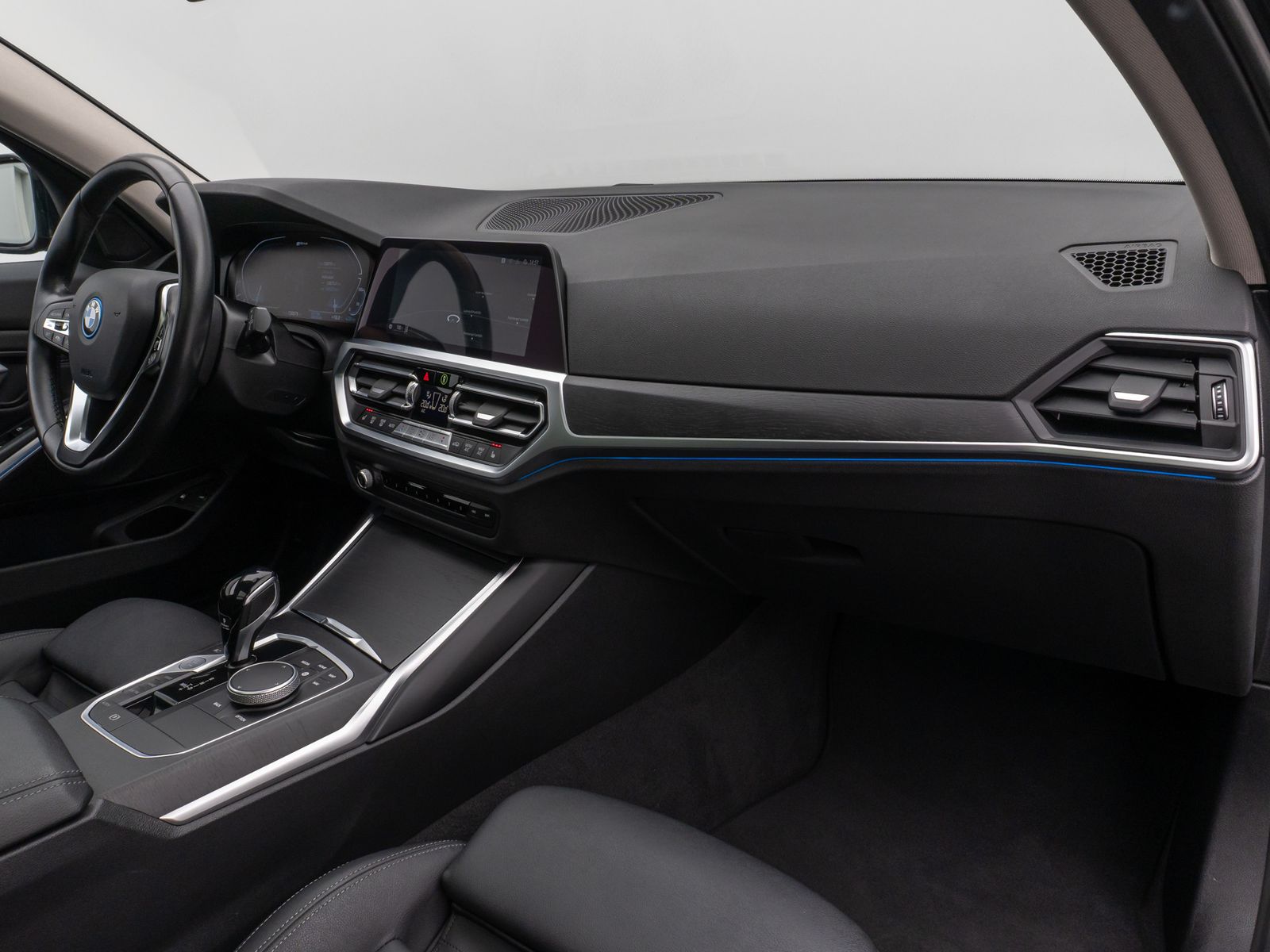 Fahrzeugabbildung BMW 330e xD Sport Line Panorama DAB HiFi Stop&Go AHK