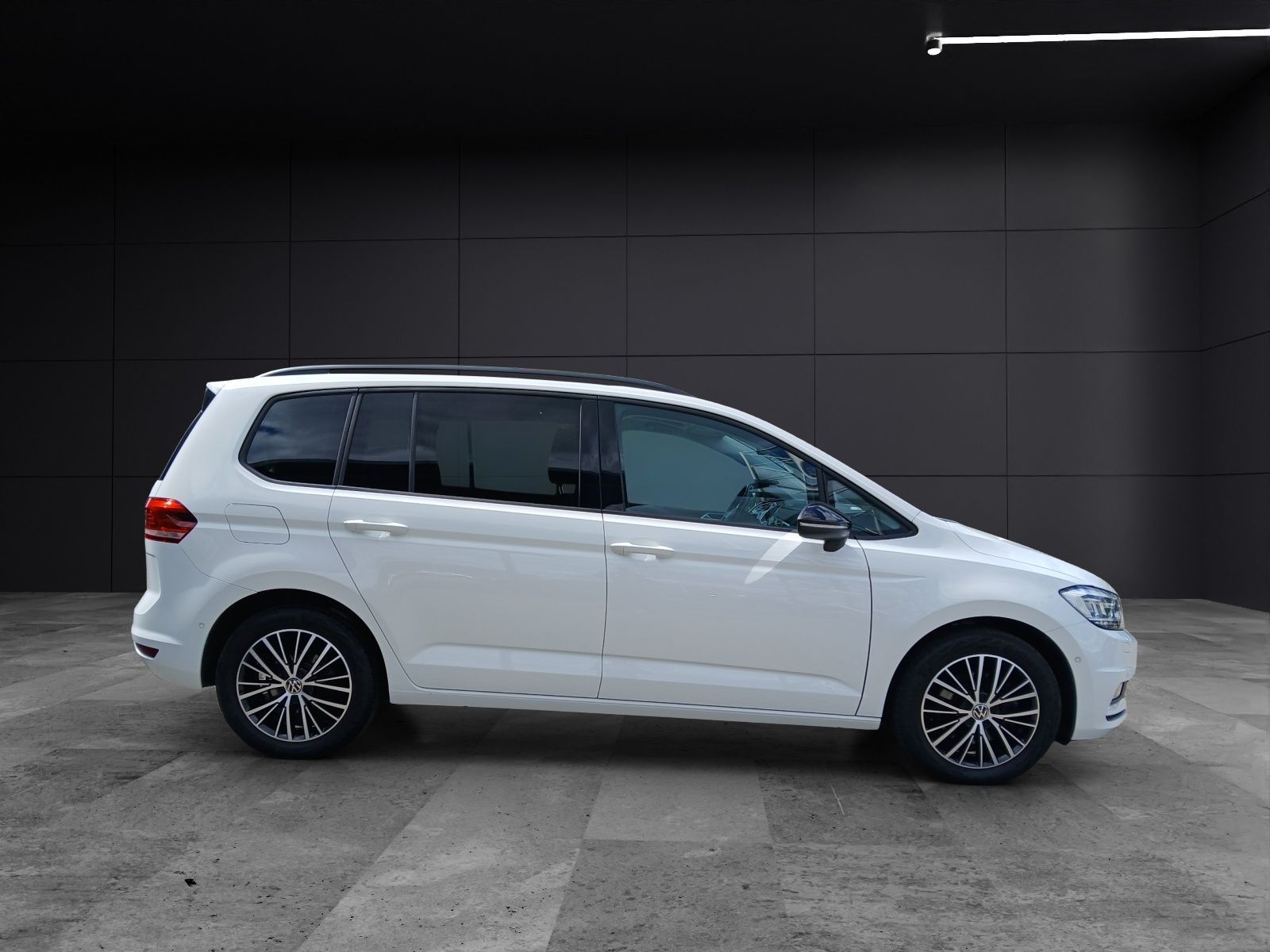 Fahrzeugabbildung Volkswagen Touran 2.0 TDI Highline DSG AHK Pano Kamera