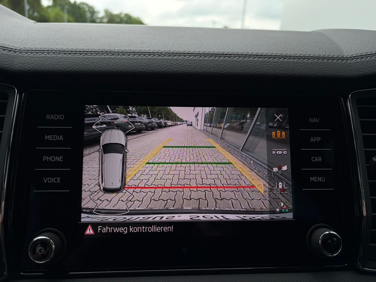 Fahrzeugabbildung SKODA Kodiaq FL Style 1.5 TSI DSG *AHK,LED,ACC,19"-LM*