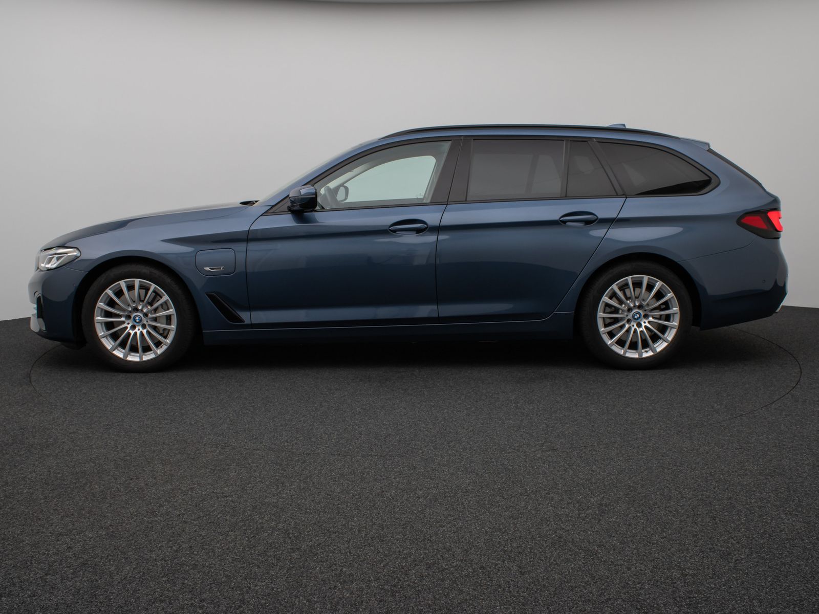 Fahrzeugabbildung BMW 530e Panorama Kamera HUD DAB HiFi Alarm Sport