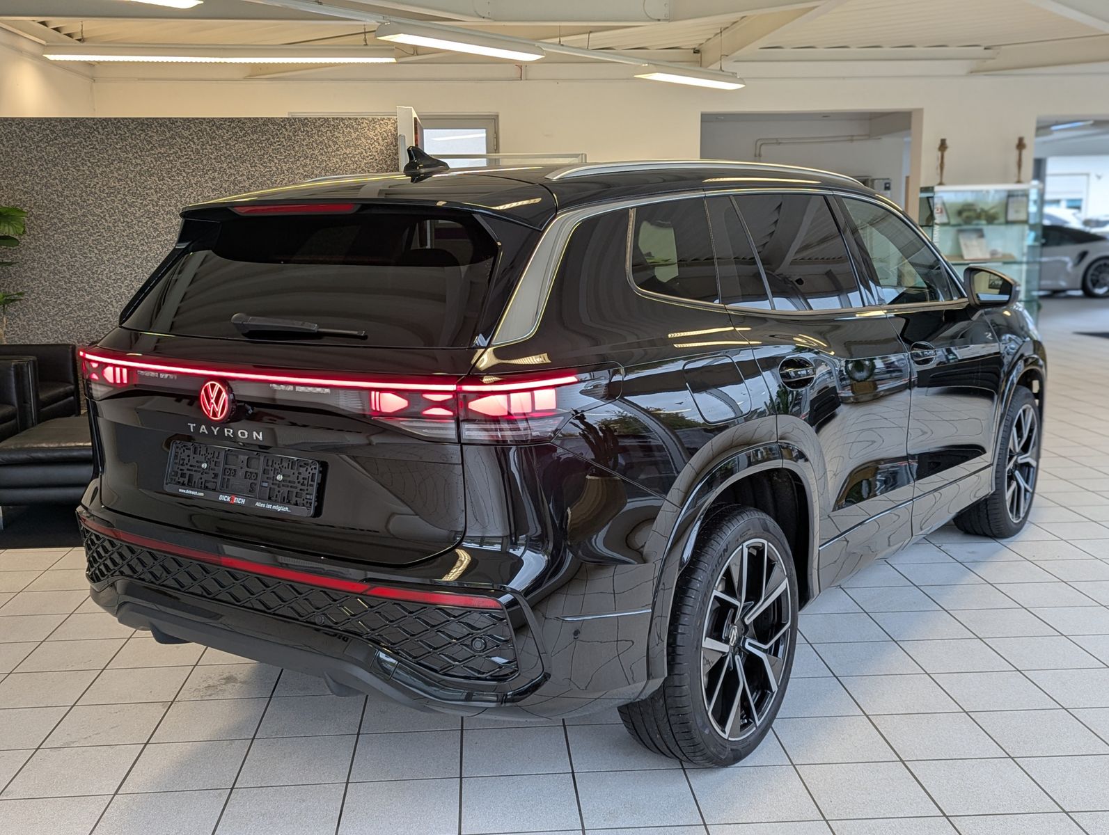 VW Tayron 2.0 4M R-Line Launch Pano Matrix AHK 20" - Image 7