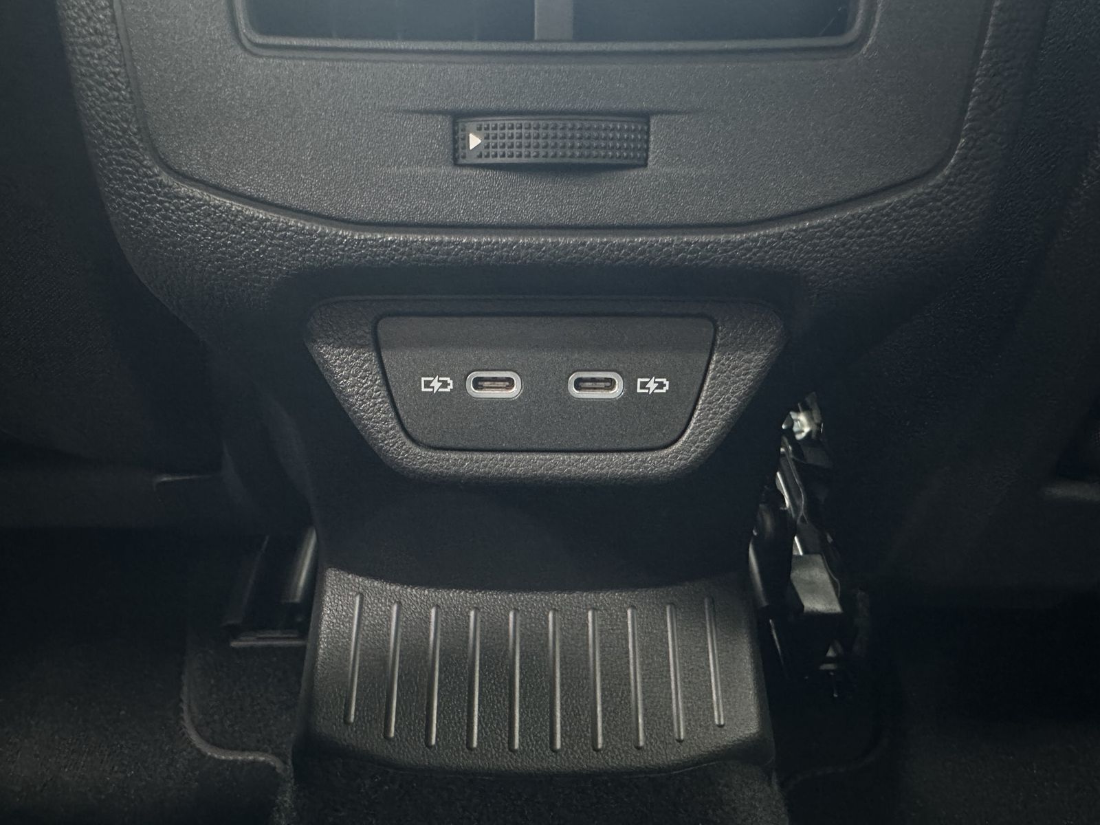 Fahrzeugabbildung Volkswagen T-Roc 1.5 TSI DSG Sport NAV+LED+ACC+STANDHEIZUNG
