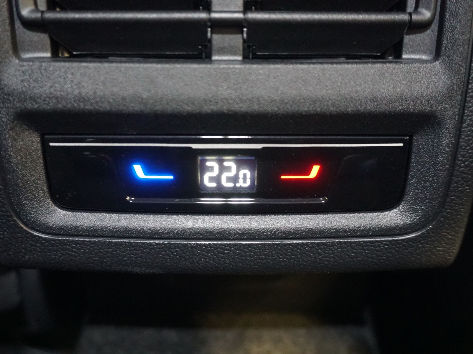 Fahrzeugabbildung Volkswagen Golf VIII Variant Style 1.5 eTSI DSG *AHK, LED,