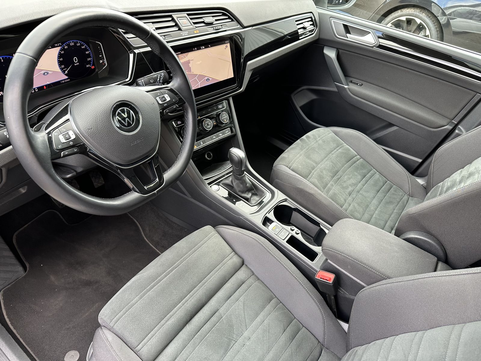 Fahrzeugabbildung Volkswagen Touran 2.0 TDI DSG Highline NAV+LED+AHK+KAM+PANO