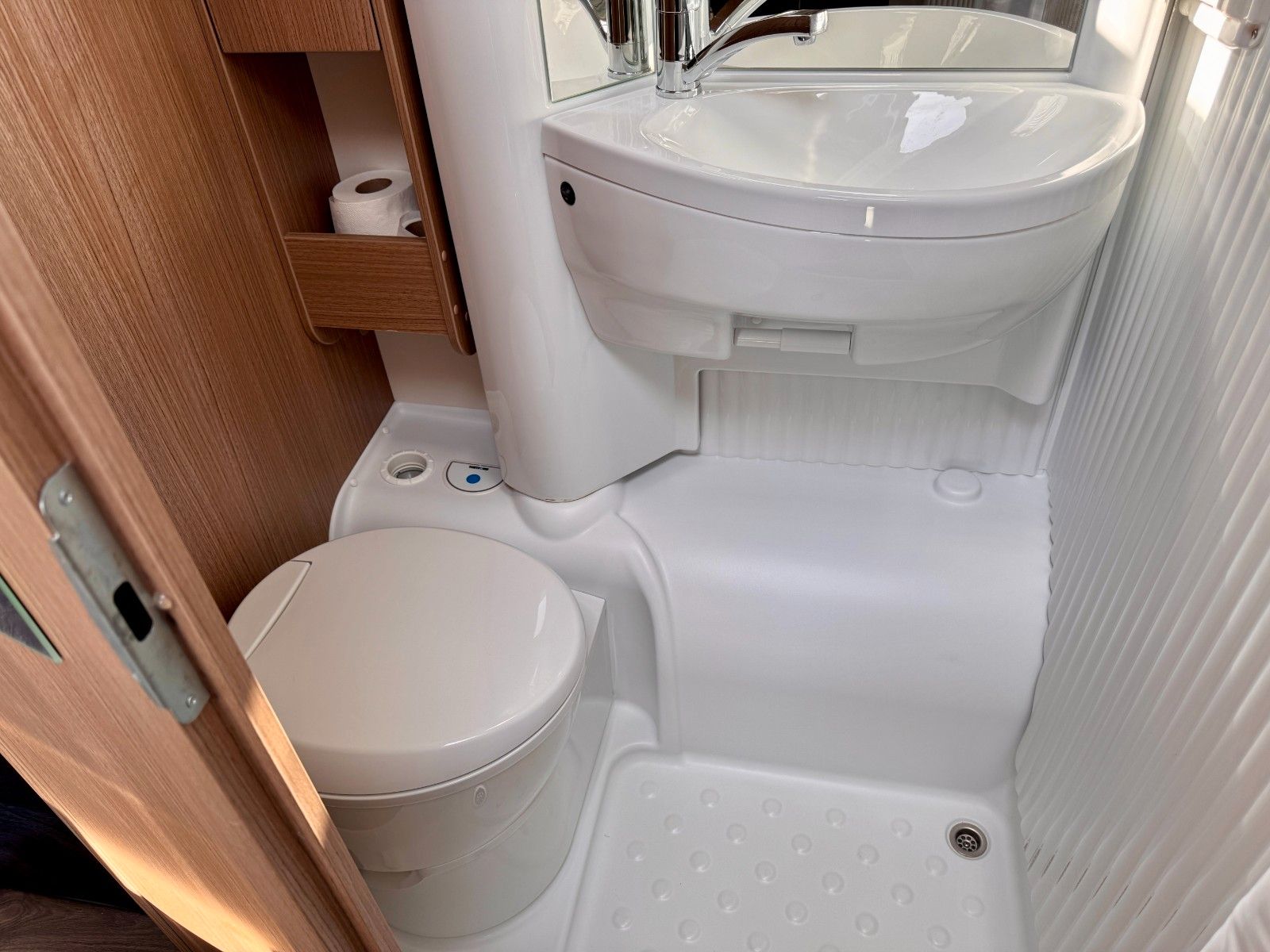 Fahrzeugabbildung Carado T338 *EDITION15 *HUBBETT *KLIMA *AHK