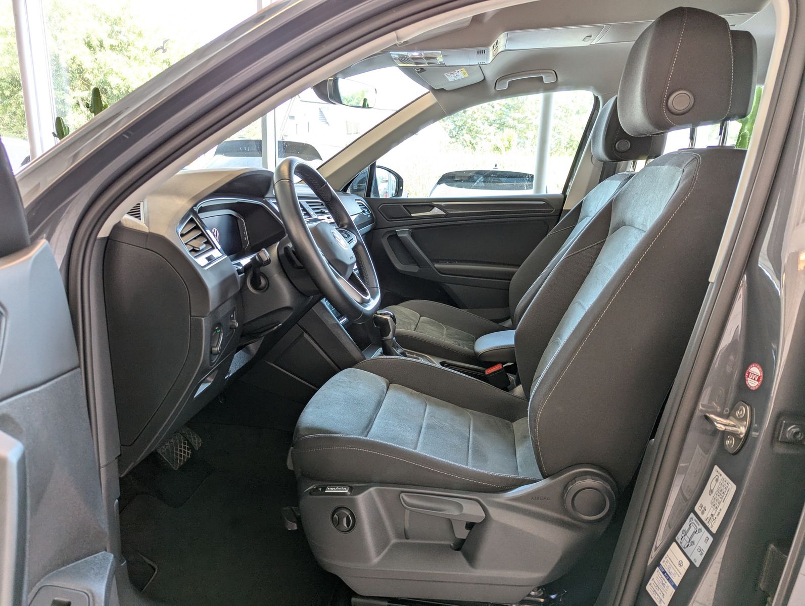 VW Tiguan 2.0 TDI DSG Elegance HUD Assist-Plus StHz - Image 12