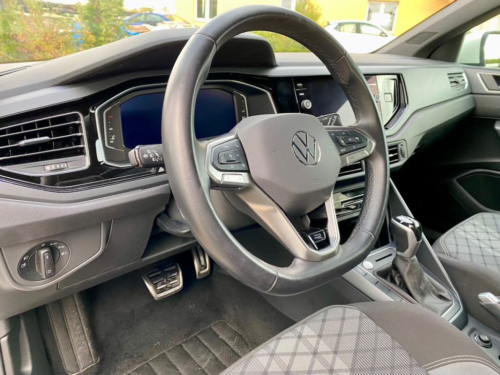 Fahrzeugabbildung Volkswagen Taigo 1.5 DSG R-Line AAC SHZ GJR KAMERA