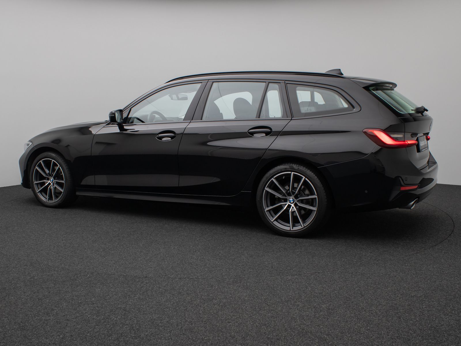 Fahrzeugabbildung BMW 320d  Sport Line Panorama HUD DAB Lordos LED PDC