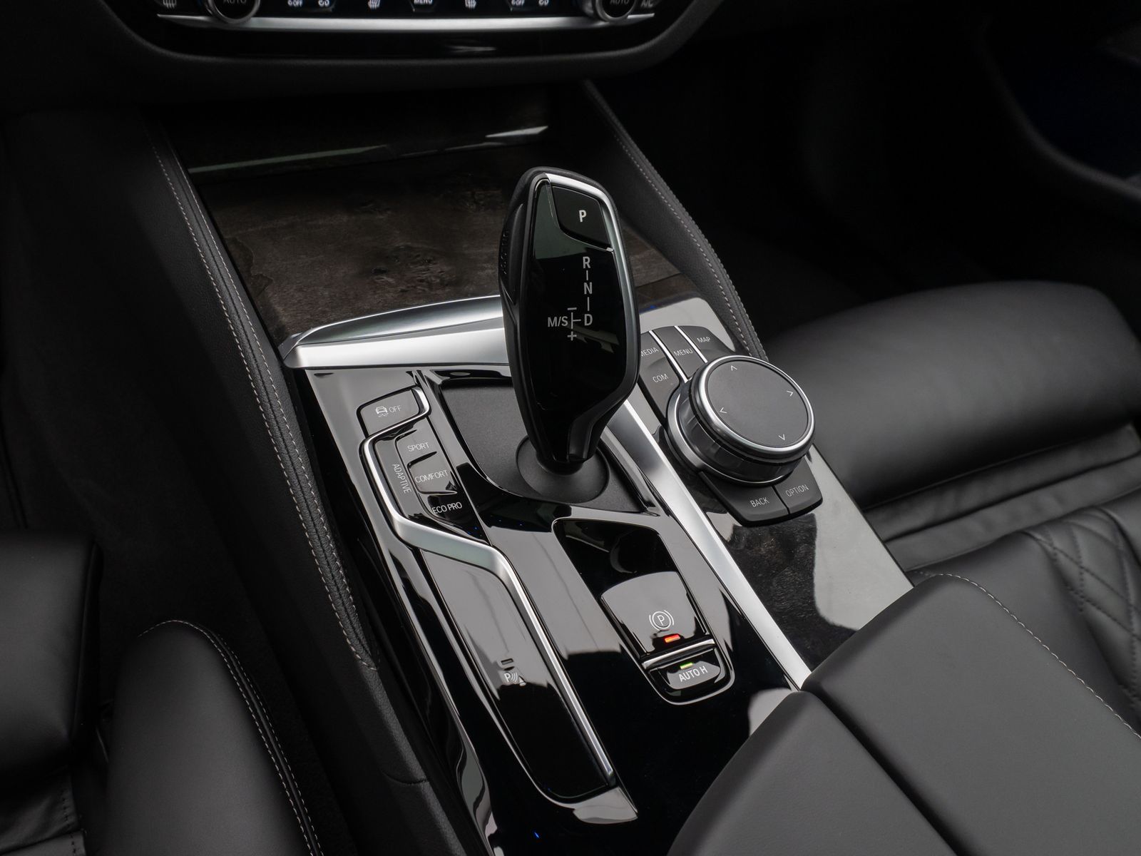 Fahrzeugabbildung BMW 540i xD M Sport Glasdach Laser Kamera HUD SoftCL